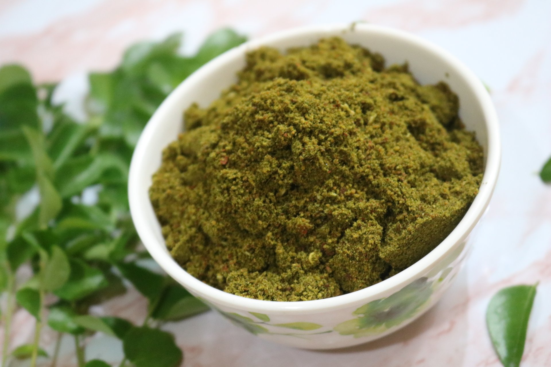 Poudre de moringa dans un bol