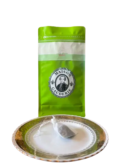 Infusion de moringa et soucoupe